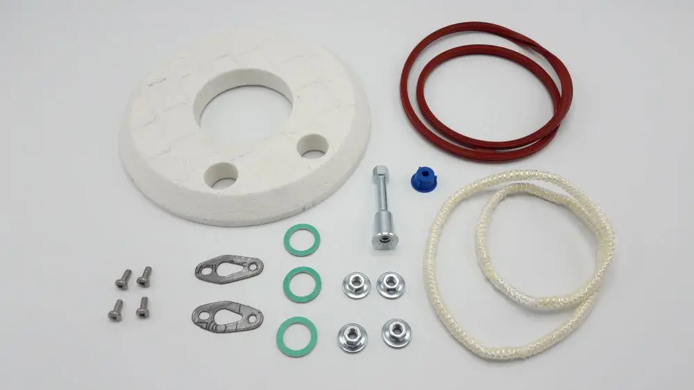 Teile zur Montage eines Isolationssystems von Remeha für einen Wärmetauscher. Enthalten sind eine Platine, Gummi-O-Ringe, Schrauben und zusätzliche Befestigungselemente.